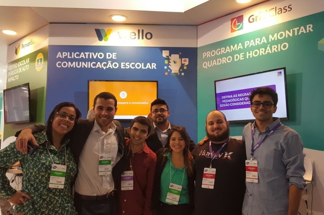 Time em estande de feira de tecnologia educacional