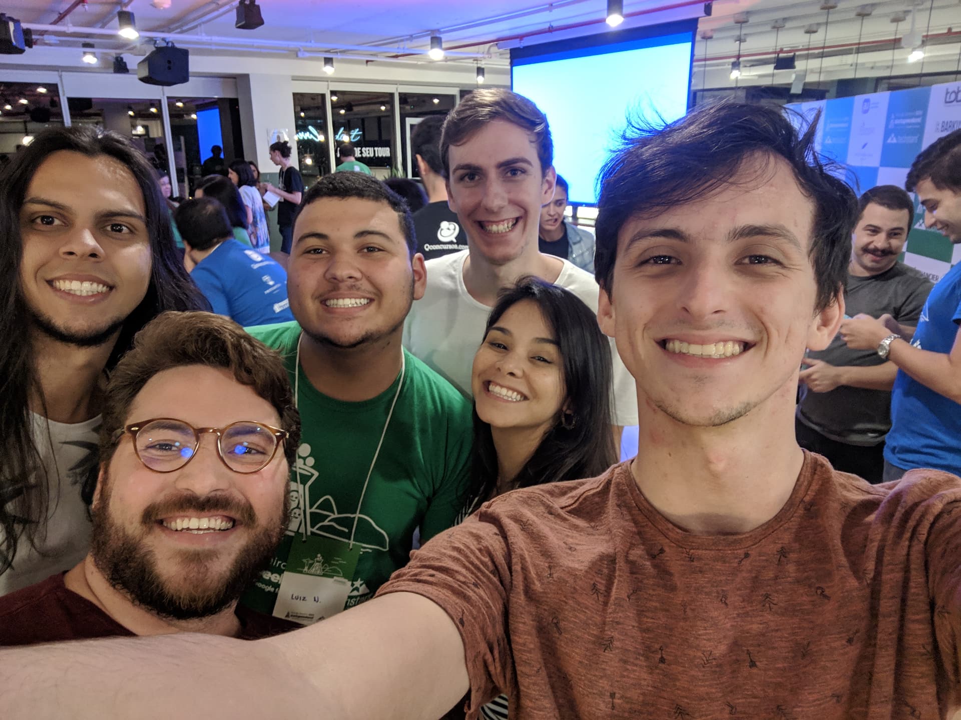 Selfie com colegas em evento de tecnologia