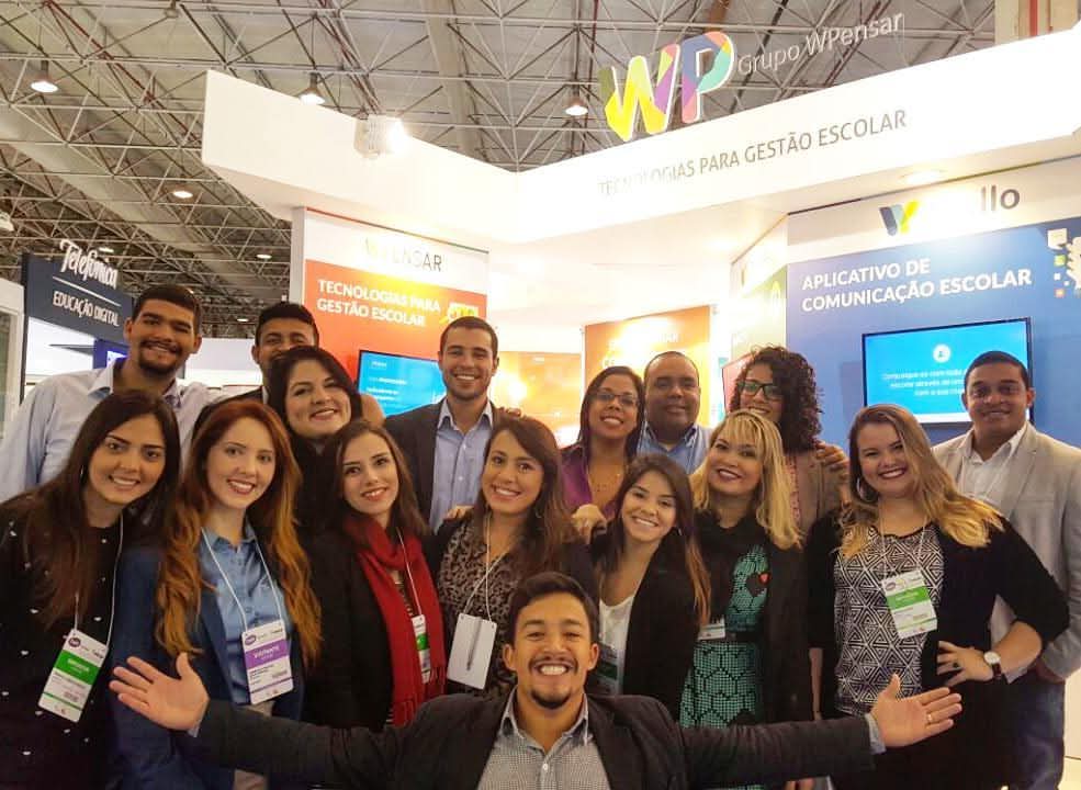 Time do Grupo WPensar em estande de feira de educação